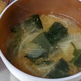 朝味噌汁❀わかめと玉ねぎのお味噌汁